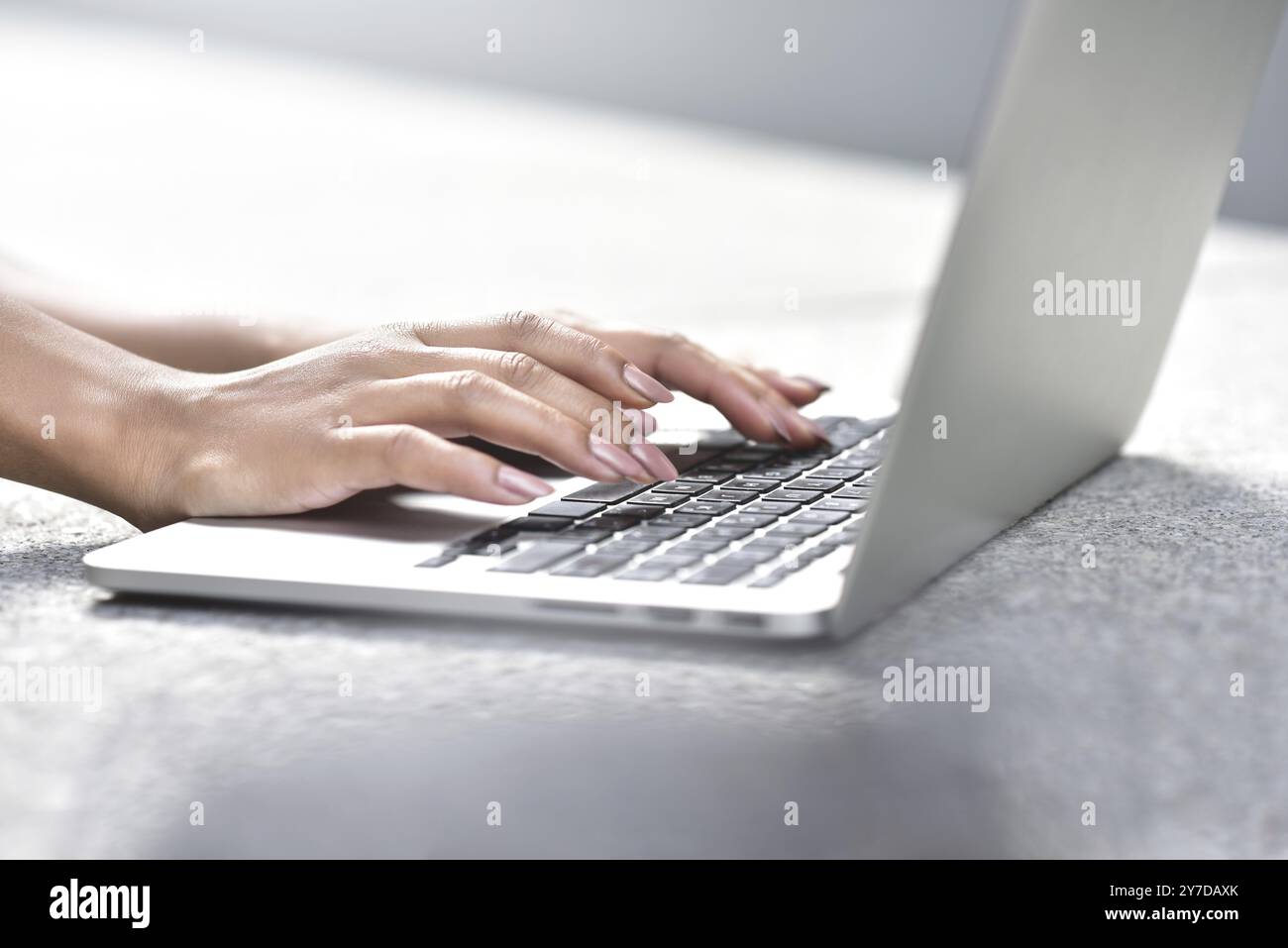 Giovane donna d'affari seduta in strada a lavorare con un laptop, foto ravvicinata. Business, istruzione, concetto di stile di vita Foto Stock