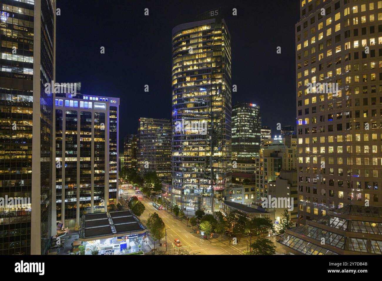 Paesaggio urbano di notte con grattacieli illuminati e strade in stile moderno, Vancouver, British Columbia, Canada, Nord America Foto Stock