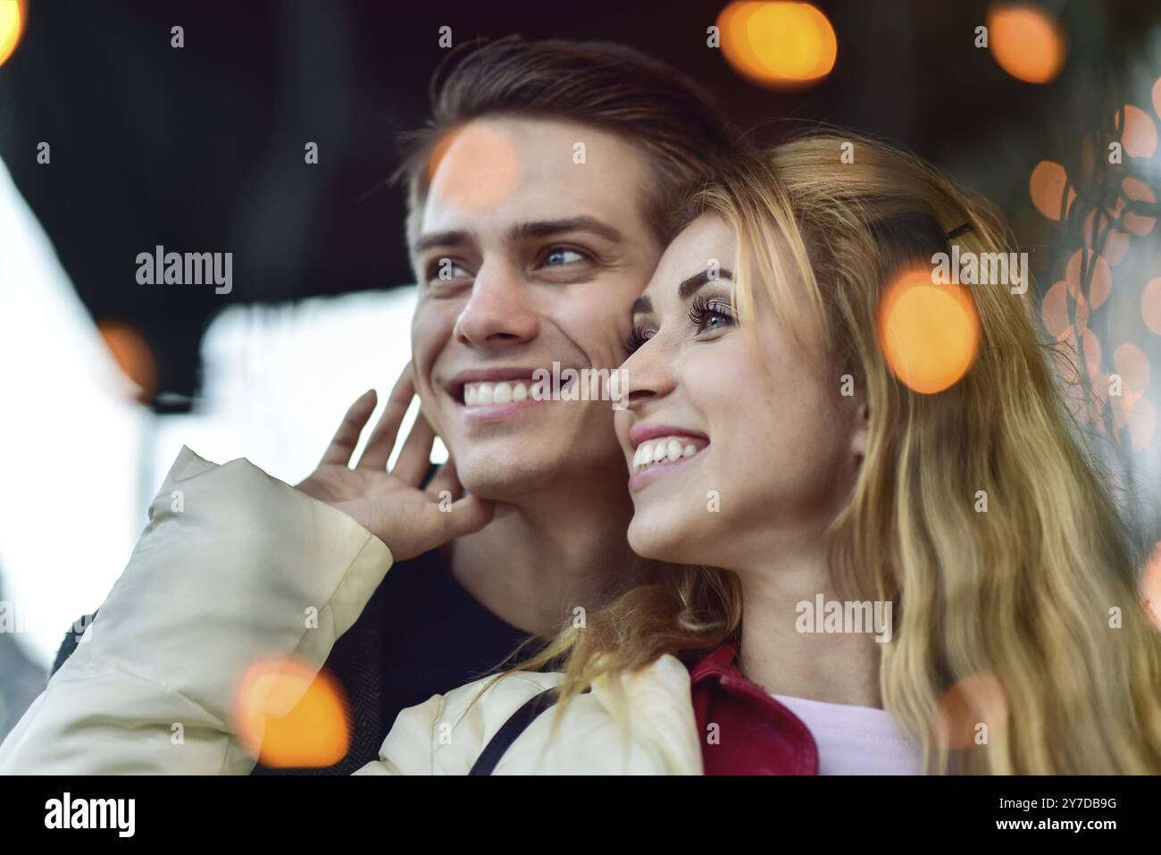 Bella giovane in amore risalente all'aperto e sorridente. Bella ragazza abbraccia il ragazzo Foto Stock