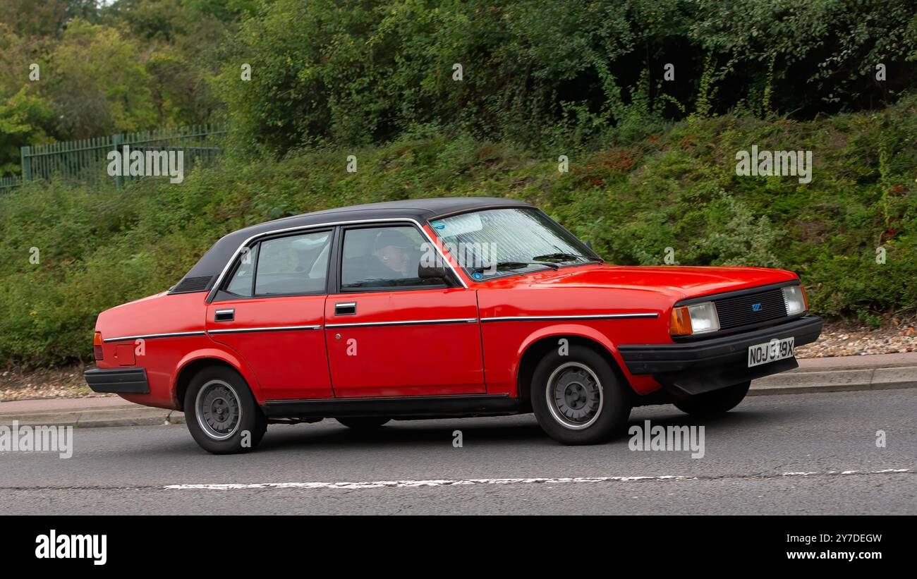 Milton Keynes, Regno Unito - 29 settembre 2024: 1982 auto Morris Ital hls rossa che guida su una strada britannica Foto Stock