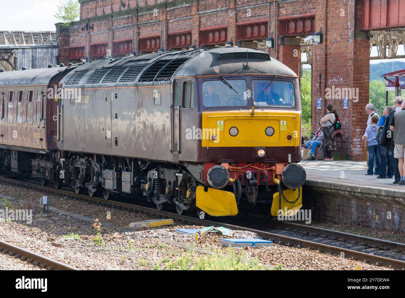 Un diesel classe 57 in arrivo a Wakefield Foto Stock