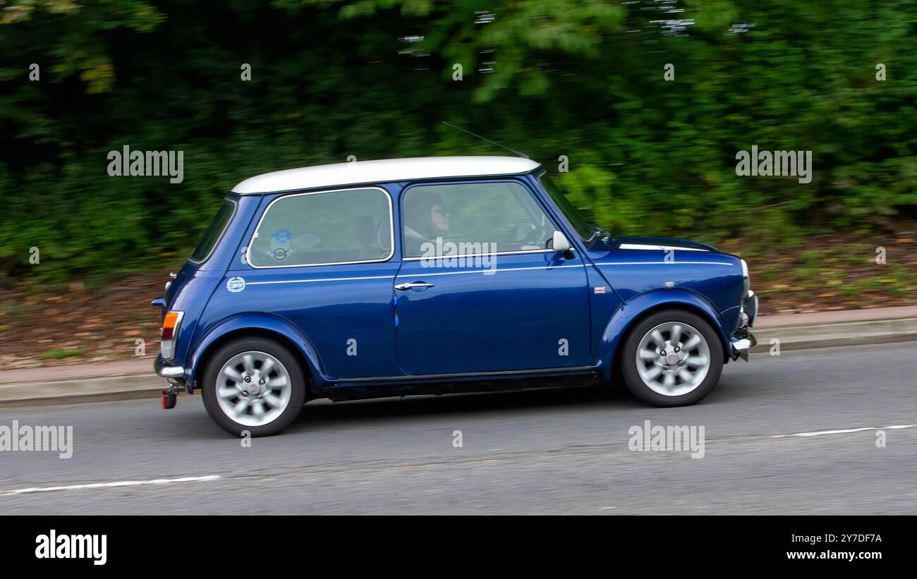 Milton Keynes, Regno Unito - 29 settembre 2024: 2000 Rover Mini Cooper blu che guida su una strada britannica Foto Stock