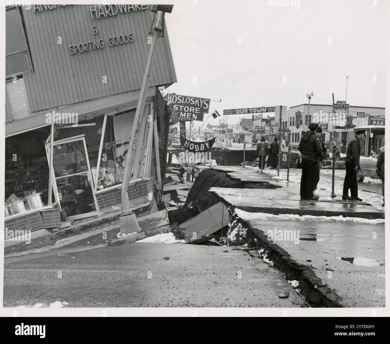 1964 fotografie del terremoto dell'Alaska, che mostrano danni alla strada e agli edifici ad Anchorage in seguito al grande terremoto dell'Alaska del 27 marzo 1964 Foto Stock