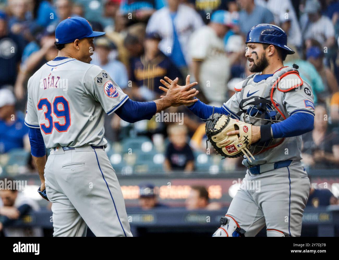 Milwaukee, Stati Uniti. 29 settembre 2024. Il lanciatore di chiusura dei New York Mets Edwin Díaz (L) e il ricevitore dei New York Mets Francisco Alvarez (R) festeggiano la vittoria dopo l'uscita finale nel nono inning della partita MLB tra i New York Mets e i Milwaukee Brewers all'American Family Field di Milwaukee, WI, domenica 29 settembre 2024. I Mets chiudono i Brewers 5-0. Foto di Tannen Maury/UPI. Crediti: UPI/Alamy Live News Foto Stock