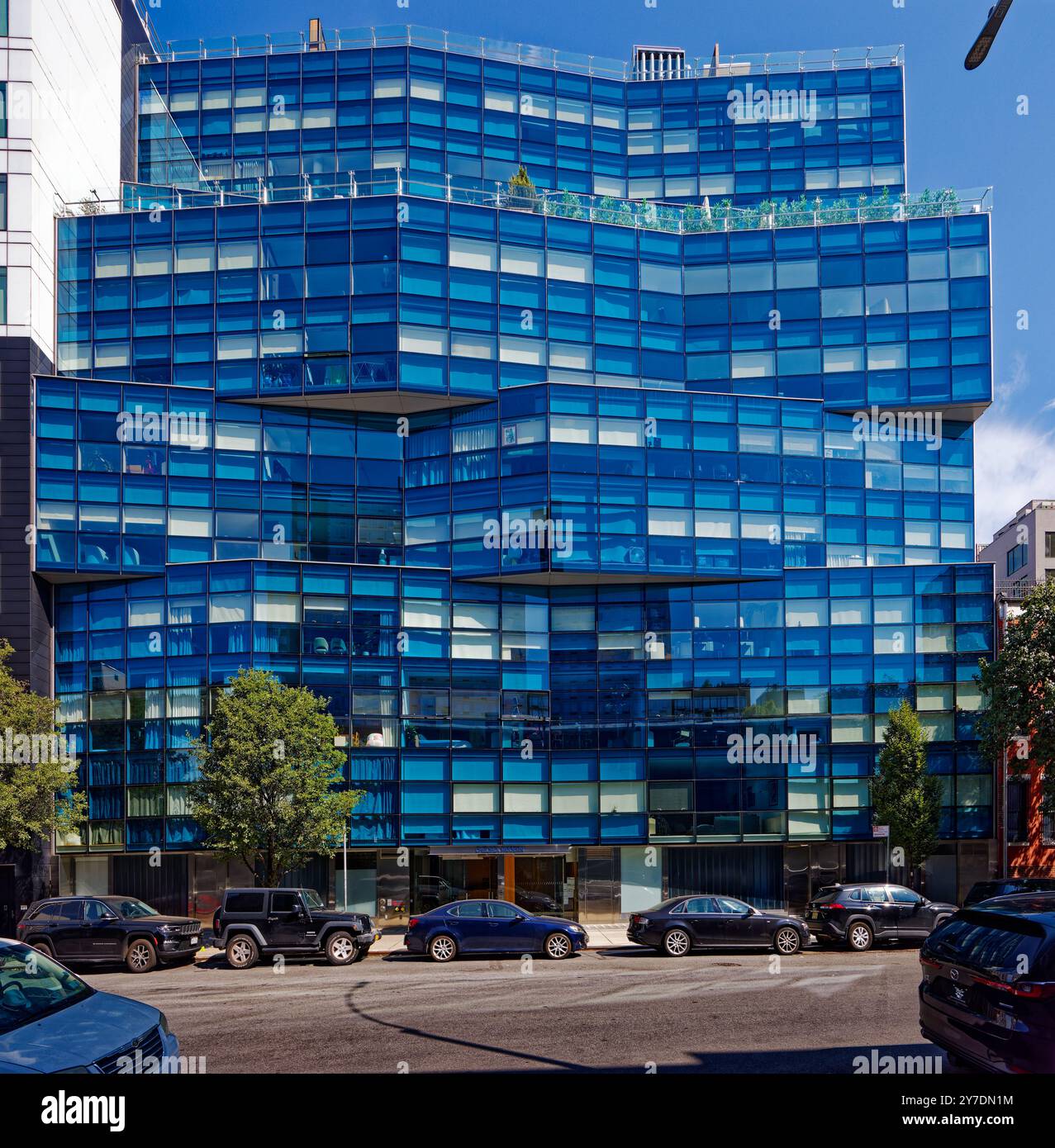 Moderne residenze in condominio di Chelsea in strati a zig-zag di vetro blu e bianco, animano la West 18th Street a Chelsea, a New York, vicino alla High Line. Foto Stock