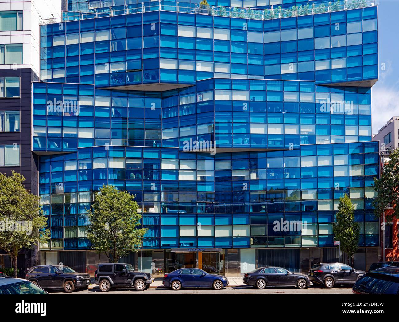 Moderne residenze in condominio di Chelsea in strati a zig-zag di vetro blu e bianco, animano la West 18th Street a Chelsea, a New York, vicino alla High Line. Foto Stock