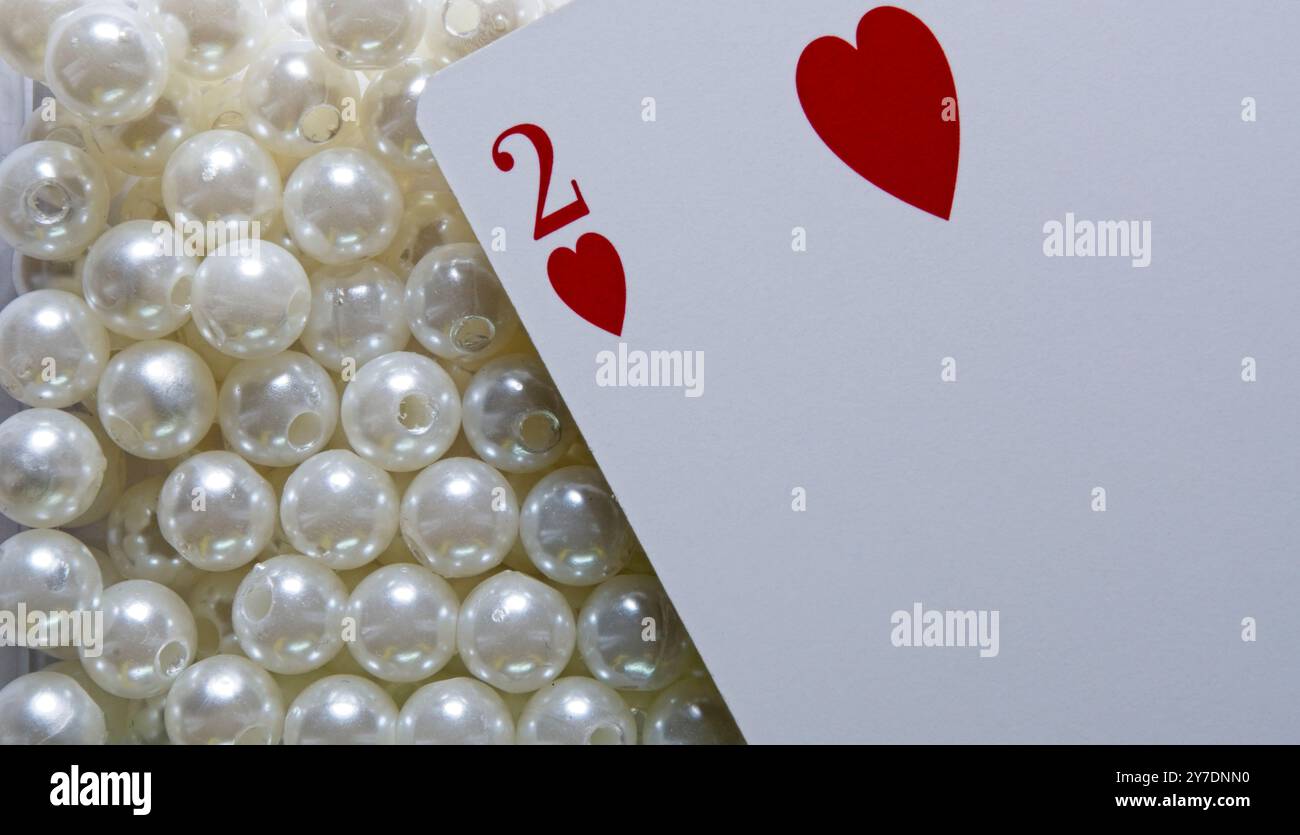2 cuori su un letto di perle artigianali Foto Stock