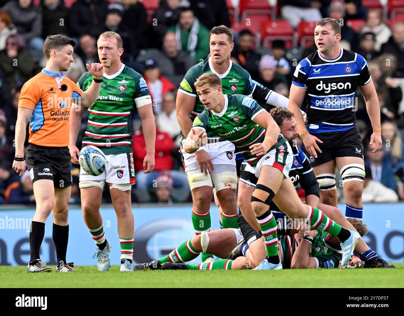 Leicester, Regno Unito. 29 settembre 2024. Jack Van POORTVLIET dei Leicester Tigers passando la palla durante la partita di Premiership Gallagher Leicester Tigers vs Bath Rugby a Welford Road, Leicester, Regno Unito, 29 settembre 2024 (foto di Mark Dunn/News Images) a Leicester, Regno Unito il 29/9/2024. (Foto di Mark Dunn/News Images/Sipa USA) credito: SIPA USA/Alamy Live News Foto Stock