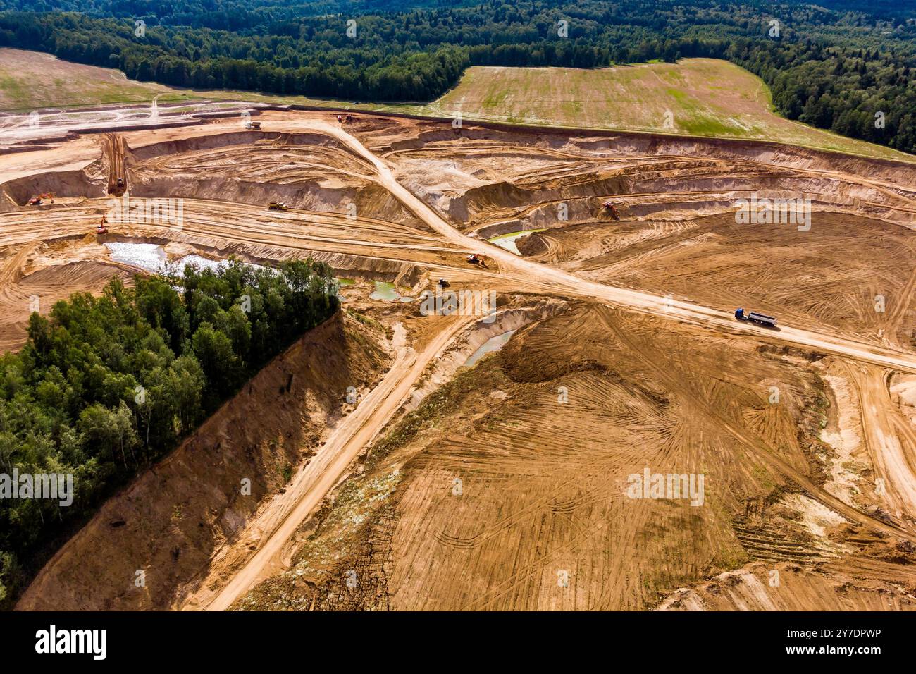 Vista aerea di una grande cava di sabbia attiva con attrezzature di lavoro Foto Stock