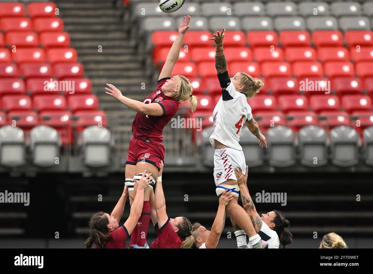 Vancouver, Canada. 29 settembre 2024. 20240929; Vancouver, British Columbia, Canada; Inghilterra seconda fila Rosie Galligan (4) e USA seconda fila Erica Jarrell (4) raggiungono il pallone durante il primo tempo al BC Place Stadium di Vancouver, Canada, il 29 settembre 2024. (Foto di Anne-Marie Sorvin/Sipa USA) credito: SIPA USA/Alamy Live News Foto Stock