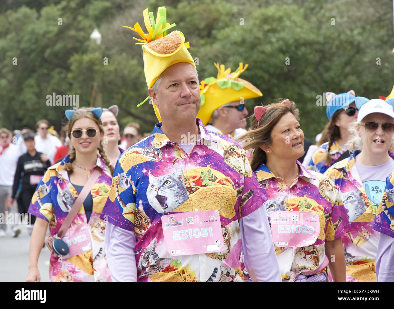 San Francisco, CA - 19 maggio 2024: I partecipanti all'annuale gara Bay to Breakers si svolgono attraverso il Golden Gate Park. Bay to Breakers è rinomata per i suoi numerosi parchi Foto Stock San Francisco, CA - 19 maggio 2024: I partecipanti all'annuale gara Bay to Breakers si svolgono attraverso il Golden Gate Park. Bay to Breakers è rinomata per i suoi numerosi parchi Foto Stock