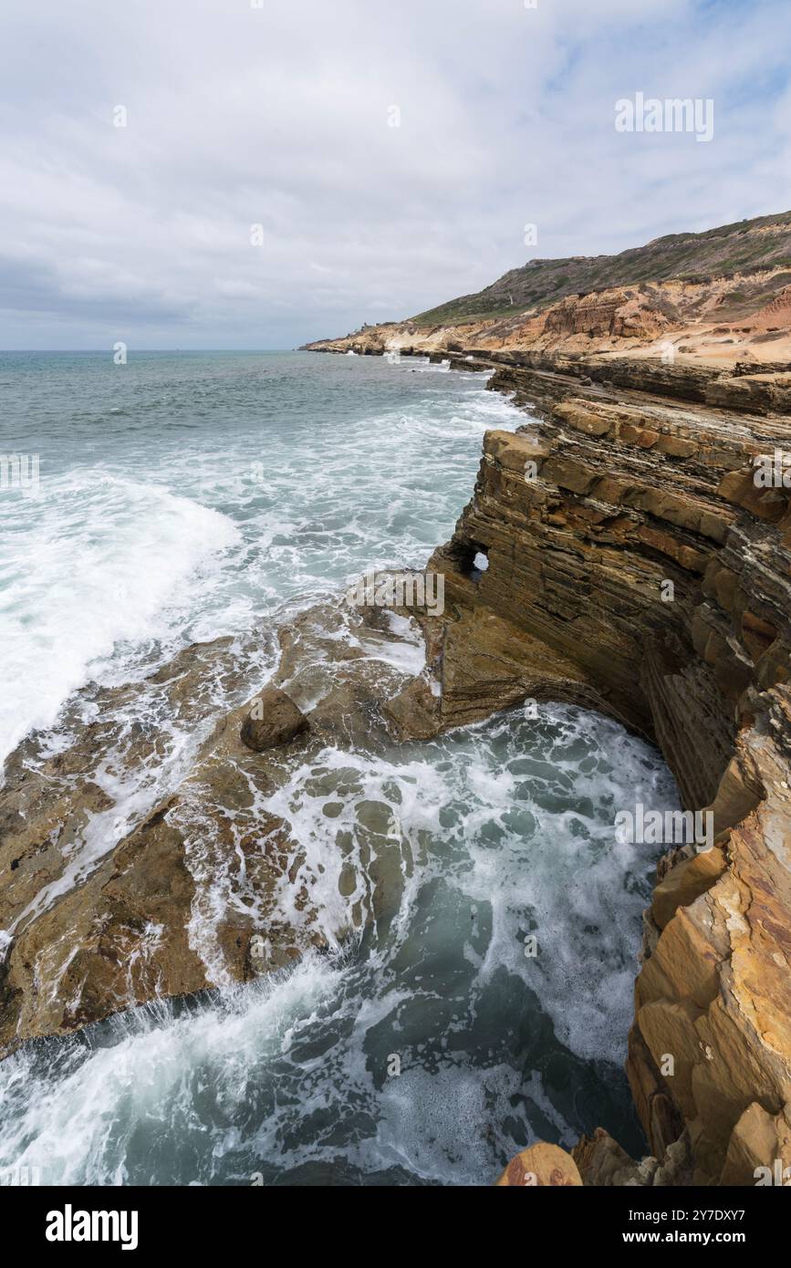 Costa rocciosa presso il Cabrillo National Monument a Point Loma a San Diego, California. Vista verticale. Foto Stock