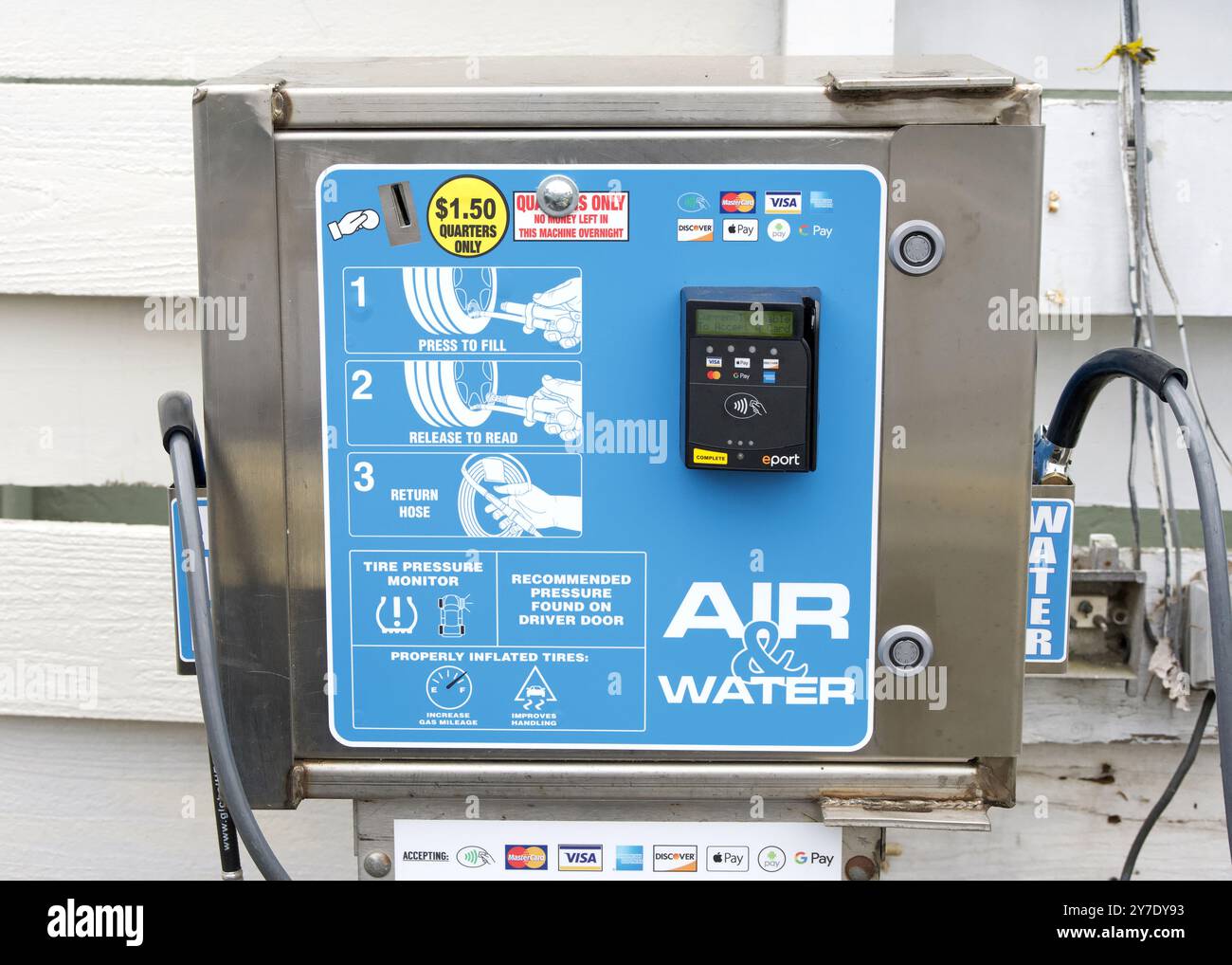 Alameda, CA - 25 maggio 2024: Stazione di aria e acqua presso una stazione di servizio locale. Addebito di un dollaro e 50 centesimi per aria e/o acqua per i veicoli. Foto Stock