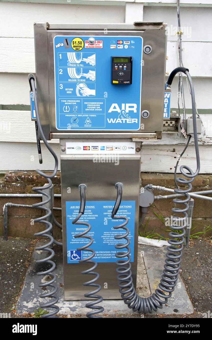 Alameda, CA - 25 maggio 2024: Stazione di aria e acqua presso una stazione di servizio locale. Addebito di un dollaro e 50 centesimi per aria e/o acqua per i veicoli. Foto Stock