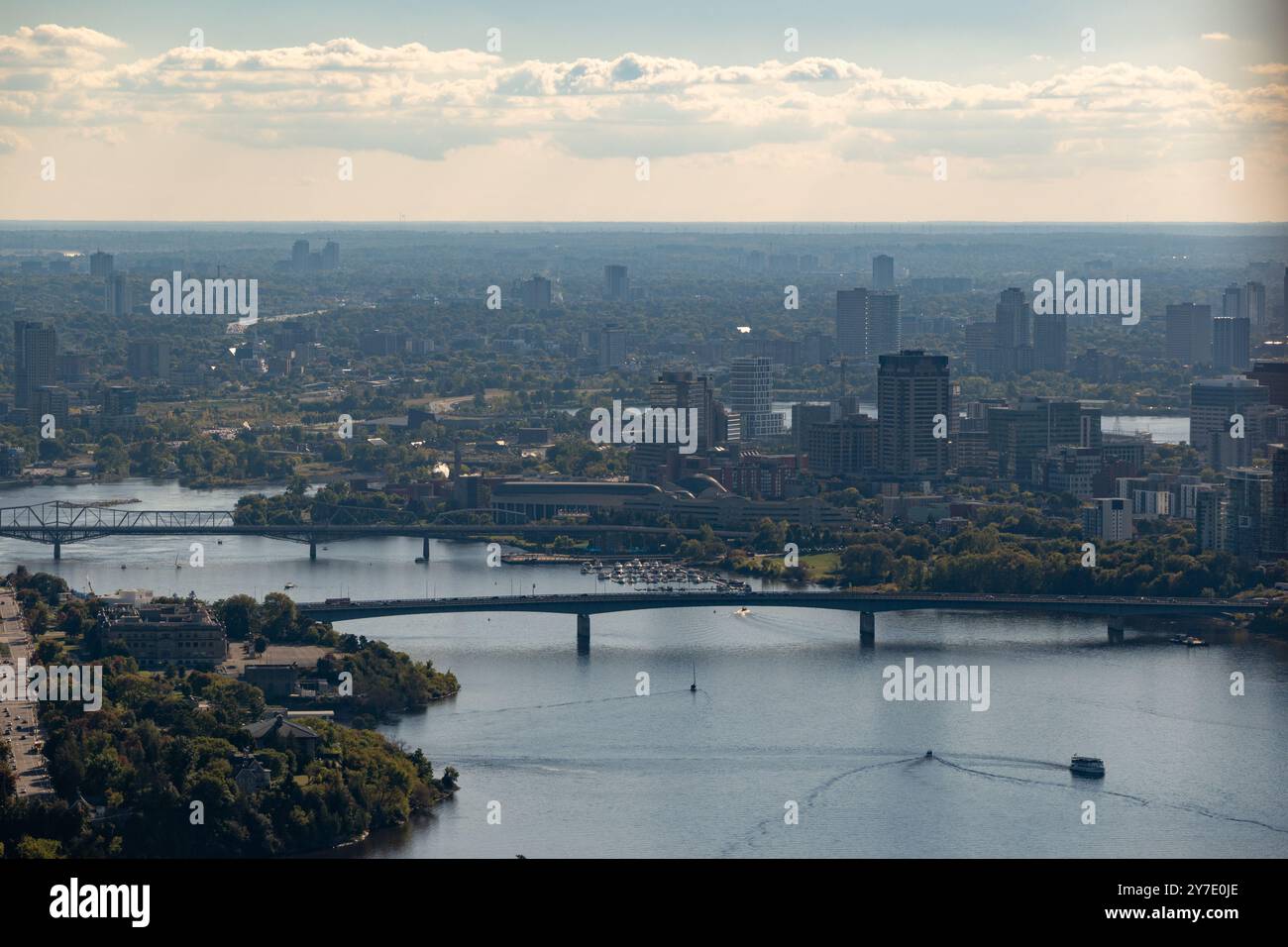 Vista aerea del fiume Ottawa, del Canadian Museum of History di Gatineau, Québec, del National Research Council Canada su Sussez Drive, del McDonal Foto Stock