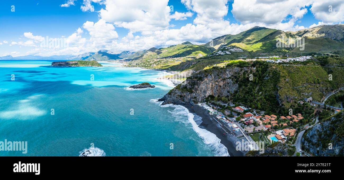 Panorama di Crawford Beach Marinella da un drone, San Nicola Arcella, Cosenza, Calabria, Italia Foto Stock