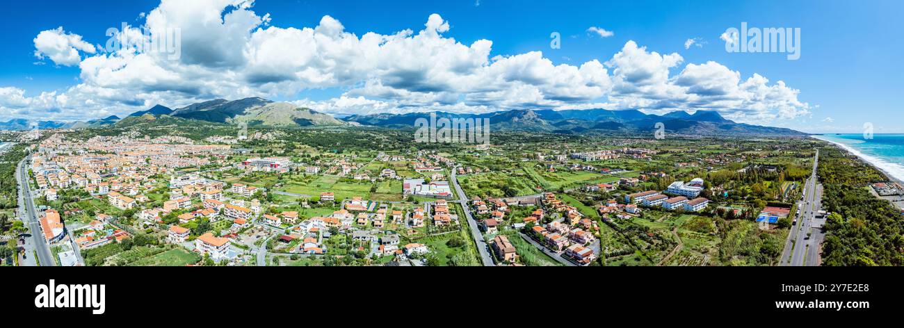 Panorama di Scalea da un drone, Cosenza, Calabria, Italia Foto Stock