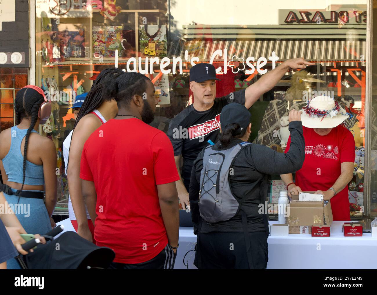 Alameda, CA - 4 luglio 2024: I partecipanti che effettuano il check-in e ritirano i pettorali per l'annuale Alameda Mayor's 4th of July R.A.C.E. A 5 km di corsa e. Foto Stock
