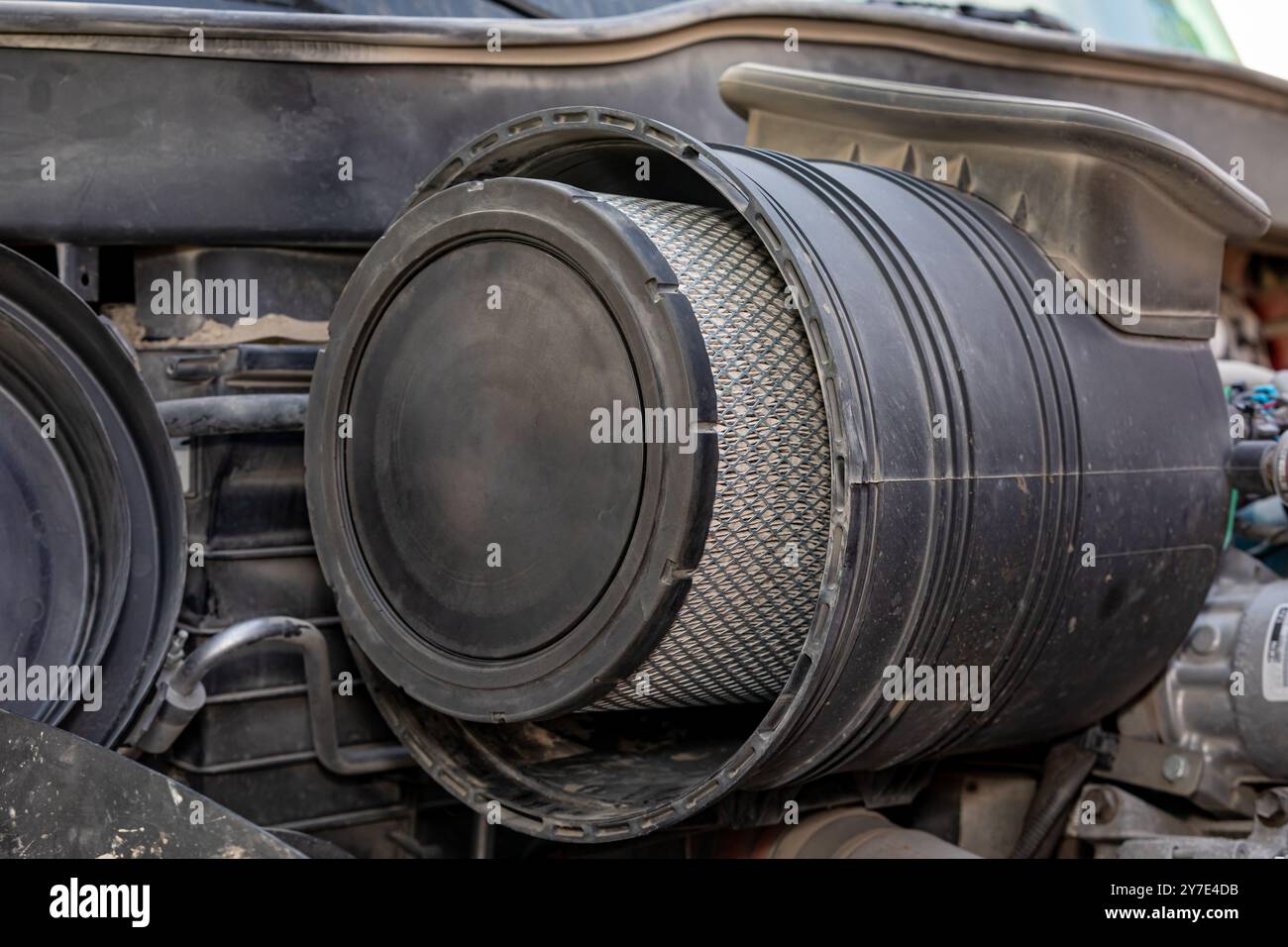 Filtro dell'aria sul motore diesel del carrello granella. Agricoltura, riparazione di semi-motori, manutenzione e assistenza. Foto Stock