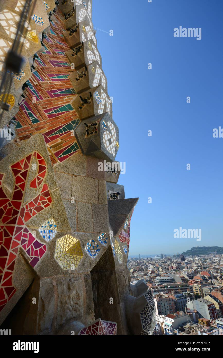 Decorazioni colorate sulla cima della torre della passione presso la basilica della Sagrada Familia a Barcellona, Spagna. Foto Stock
