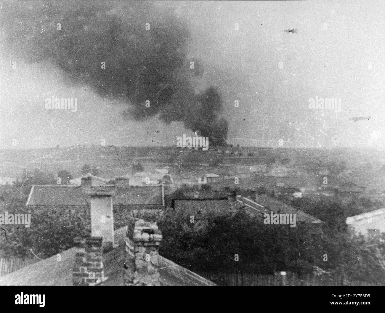 Fumo da cadaveri in fiamme a Majdanek. Majdanek era uno dei più grandi campi nazisti. Originariamente utilizzato come campo di lavoro forzato, fu ampiamente utilizzato come centro di sterminio durante l'occupazione nazista della Polonia. Fu catturato quasi intatto ed era un'importante fonte di prove della politica deliberata di genocidio. Foto Stock