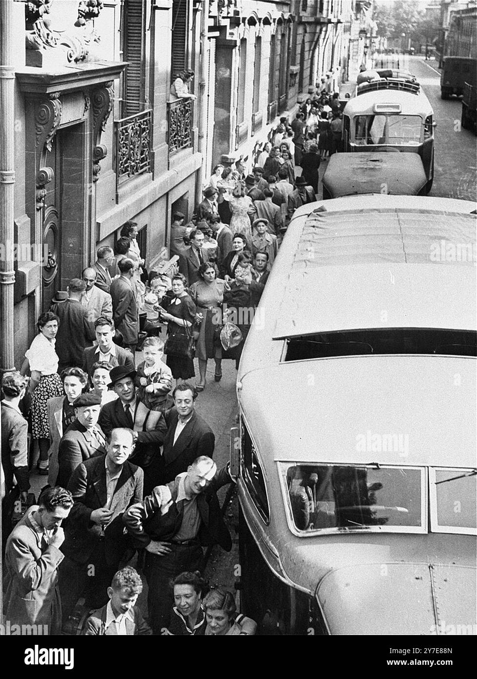Il DPS ebraico aspetta in una strada di Parigi per salire a bordo di un convoglio di autobus che li trasporterà a Marsiglia, durante la prima tappa del loro viaggio verso nuove case in Sud America e Australia. La foto è datata 24 luglio 1947, queste persone sono state in un rifugio per sfollati a Parigi per quasi tre anni dopo la liberazione. Foto Stock