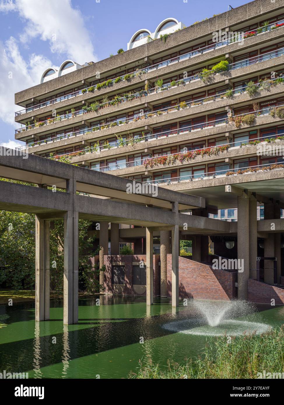 Barbican Estate London, torri residenziali e giardino con laghetto progettato in stile brutalista Foto Stock