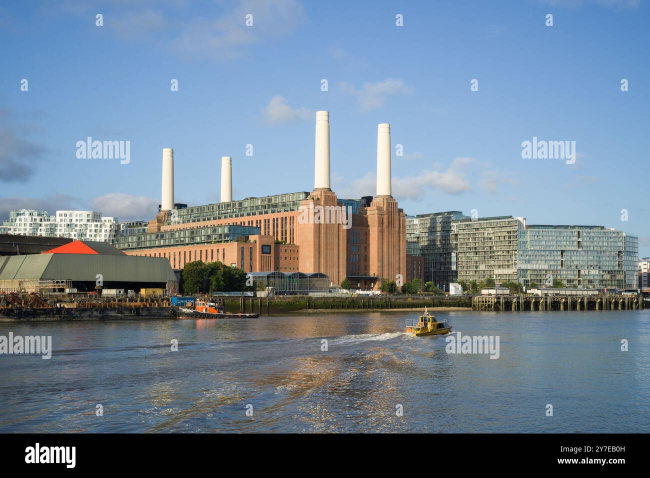 Vista sul Tamigi della centrale elettrica di Battersea, una lussuosa area residenziale e riqualificazione ad uso misto Foto Stock