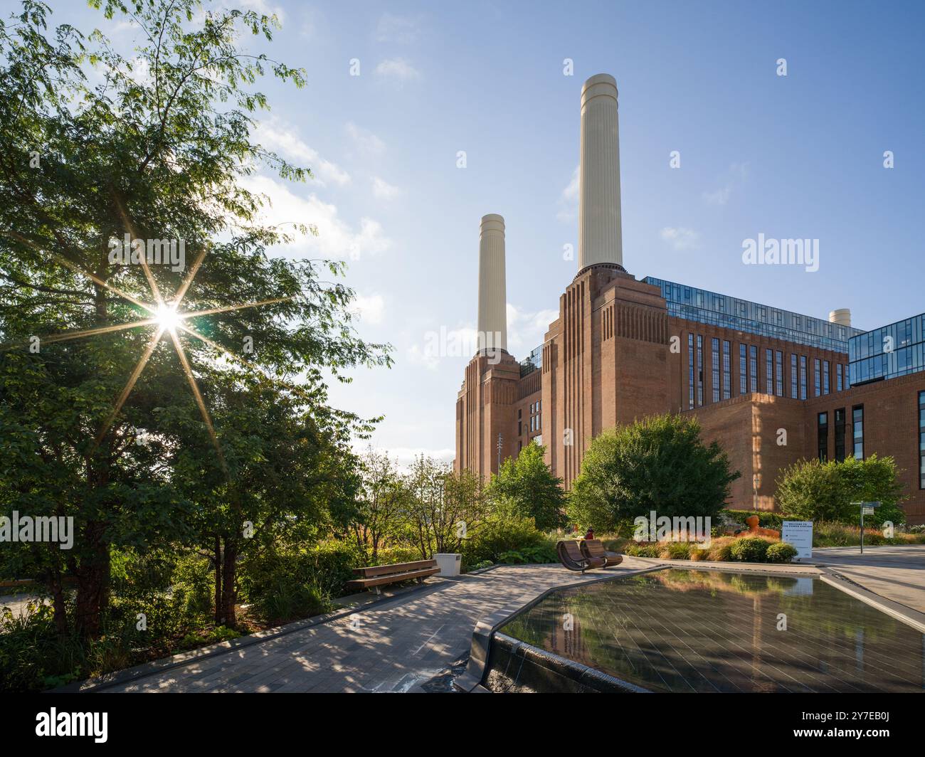 Vista del giardino della centrale elettrica di Battersea in estate che mostra il regno pubblico Foto Stock