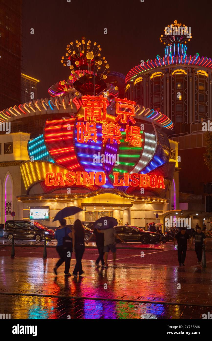 Il Casino Lisboa Neon si illumina sotto la pioggia, con il paesaggio stradale di Macao in tifone Foto Stock
