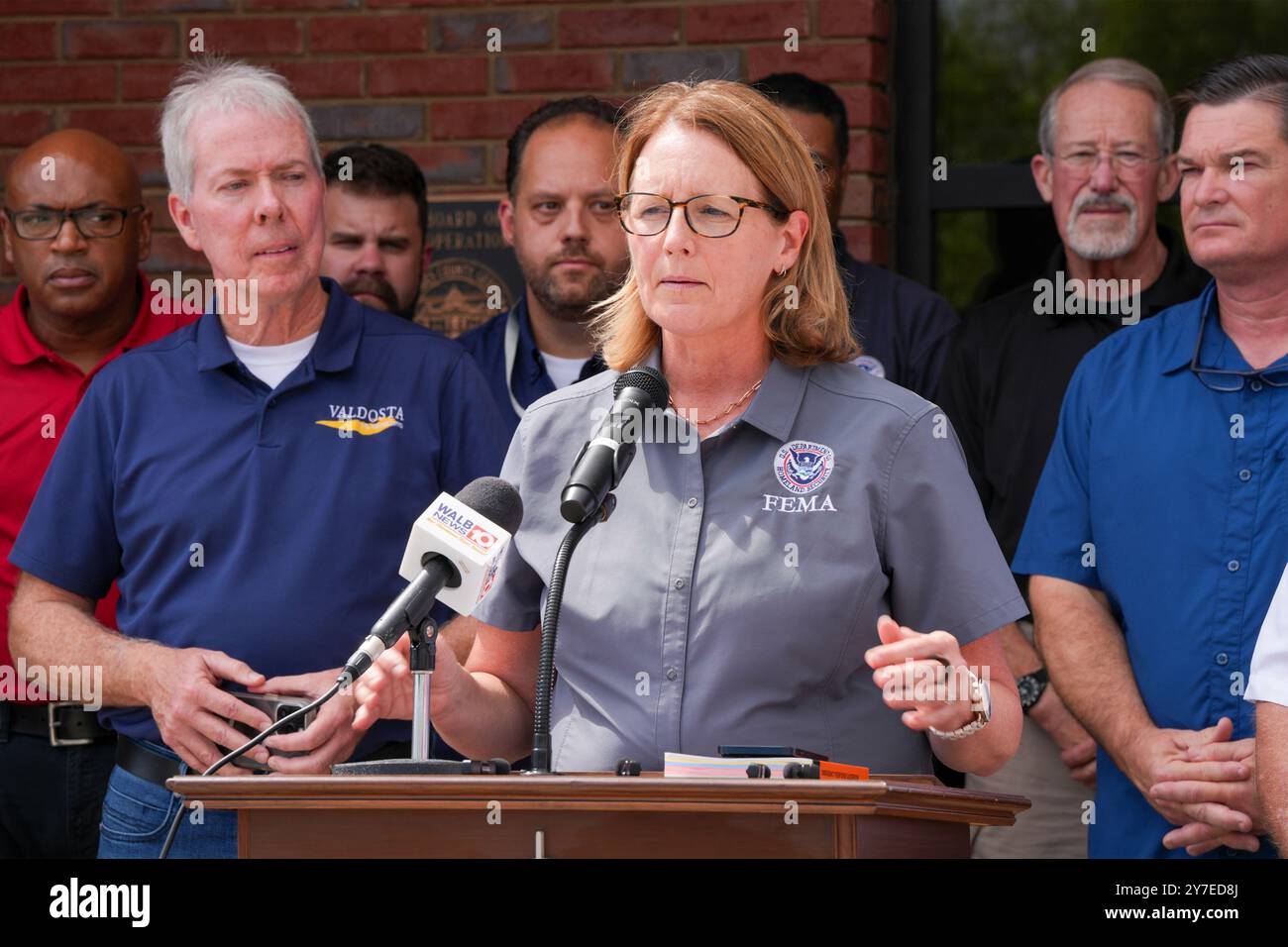 L'amministratore della FEMA Deanne Criswell fornisce un aggiornamento sull'uragano Helene di Valdosta, GA, un'area colpita dalla tempesta di categoria 4, il 29 settembre 2024. Foto Stock