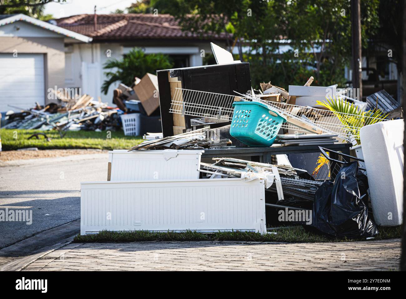 St. Petersburg, Florida, Stati Uniti. 29 settembre 2024. I residenti del quartiere di Riviera Bay svuotano l'acqua che ha danneggiato il contenuto delle case che sono state distrutte a causa dell'elevata ondata di tempesta causata dall'uragano Helene. (Credit Image: © Dave Decker/ZUMA Press Wire) SOLO PER USO EDITORIALE! Non per USO commerciale! Crediti: ZUMA Press, Inc./Alamy Live News Foto Stock