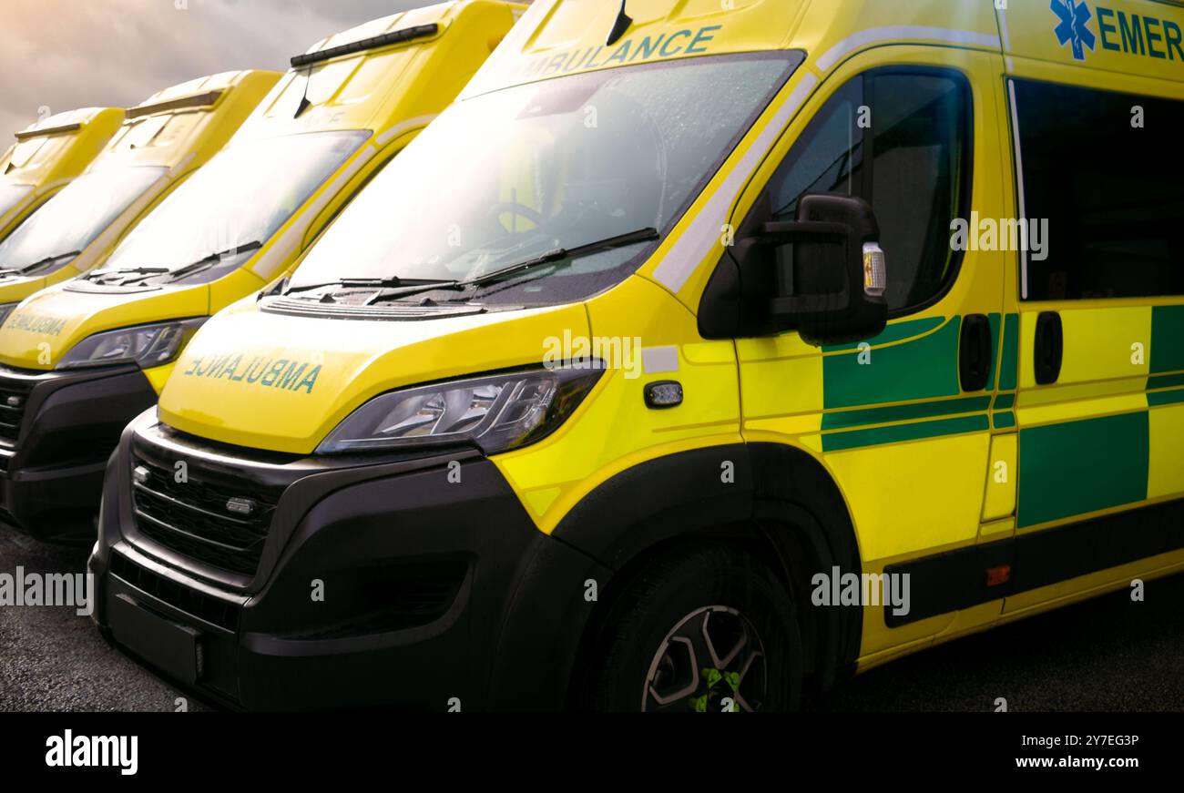 Ambulanze - servizi di emergenza veicoli ambulanza in standby. Il trasporto medicalmente attrezzato trasferisce i pazienti con paramedici in un ospedale locale. Foto Stock