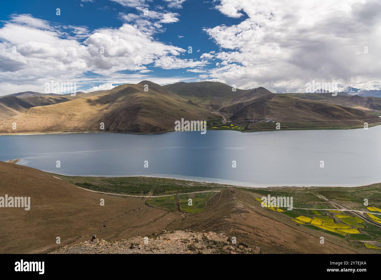 Vista panoramica del lago Yamdrok in Tibet da un alto punto panoramico, copia spazio per il testo Foto Stock