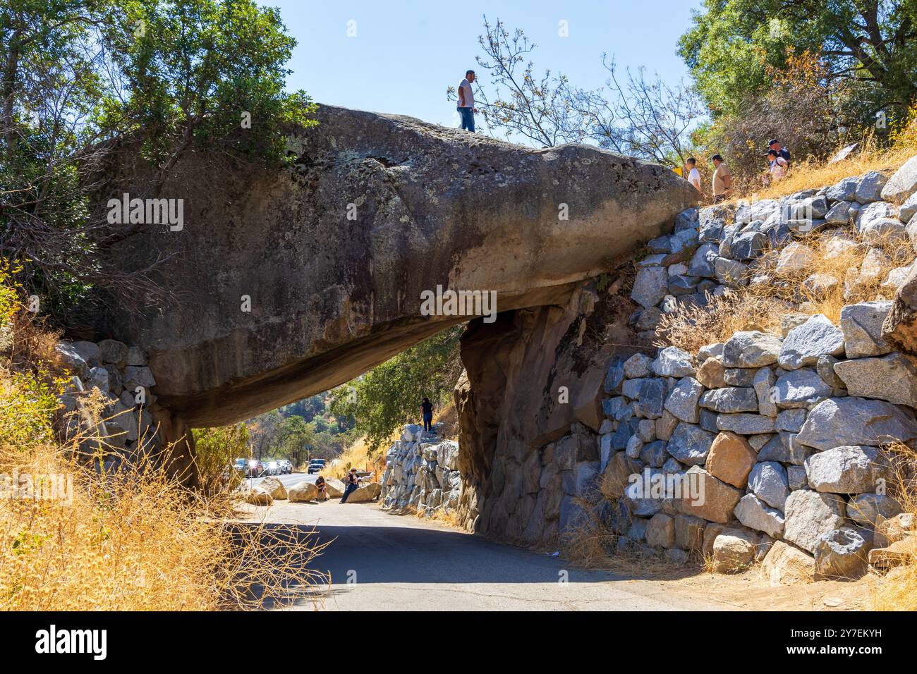 Sequoia National Park, California - 21 settembre 2024: Tunnel Rock nel Kings Canyon e Sequoia National Park, California. Foto Stock