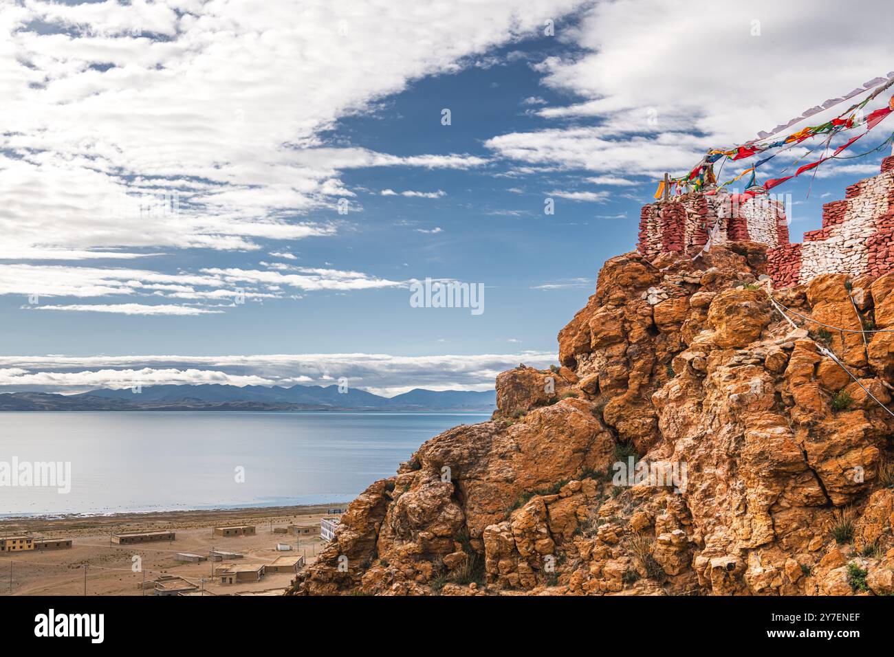 Vista panoramica sulla costa nord-occidentale del lago Manasarovar dalla cima della collina di Chiu Gompa, l'antico monastero buddista tibetano e l'Himalaya sullo sfondo, ti Foto Stock