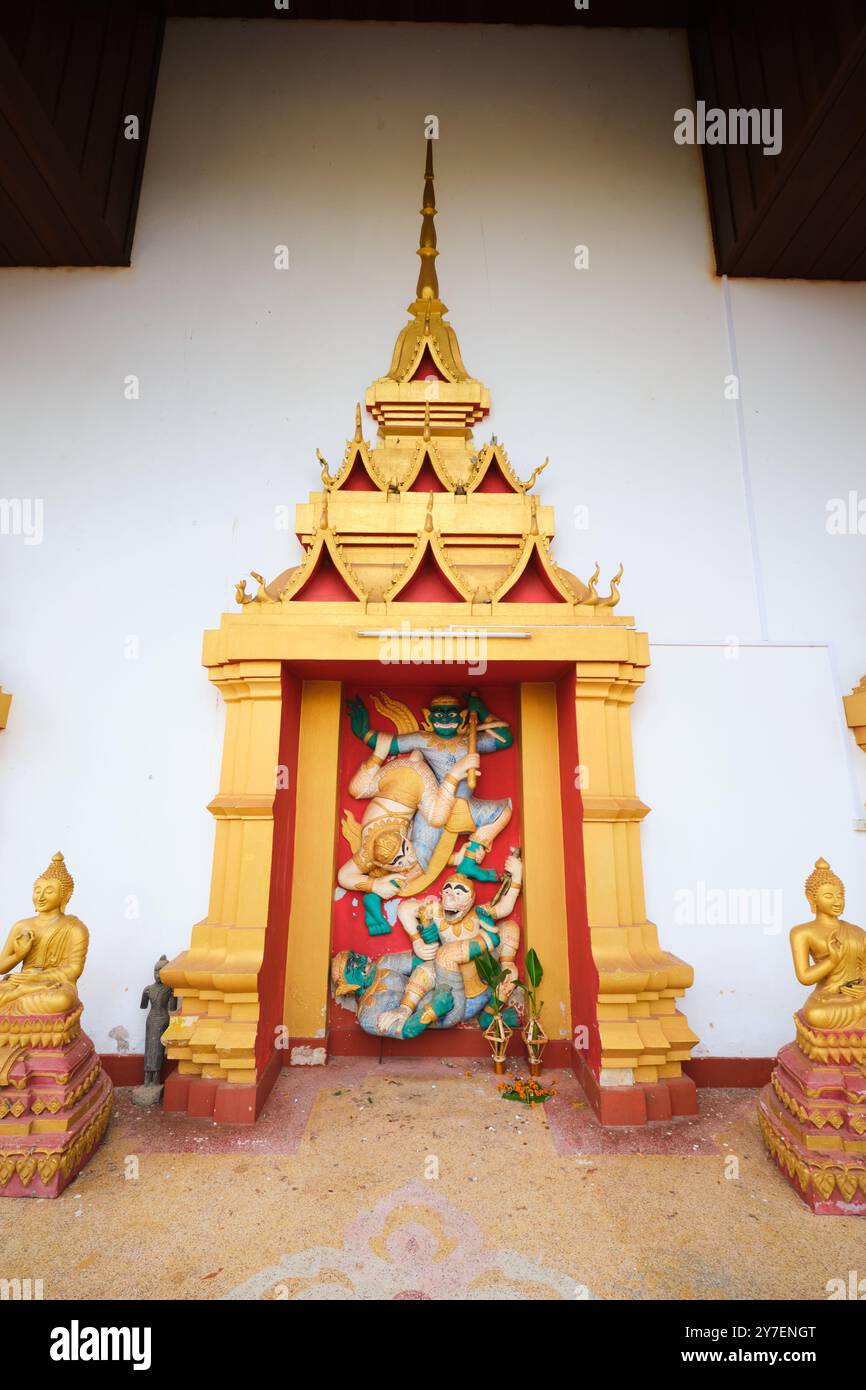 Una scena di scimmia combattente su un fregio scolpito in legno, porta. A Wat That Luang Tai a Vientiane, Laos. Foto Stock Una scena di scimmia combattente su un fregio scolpito in legno, porta. A Wat That Luang Tai a Vientiane, Laos. Foto Stock