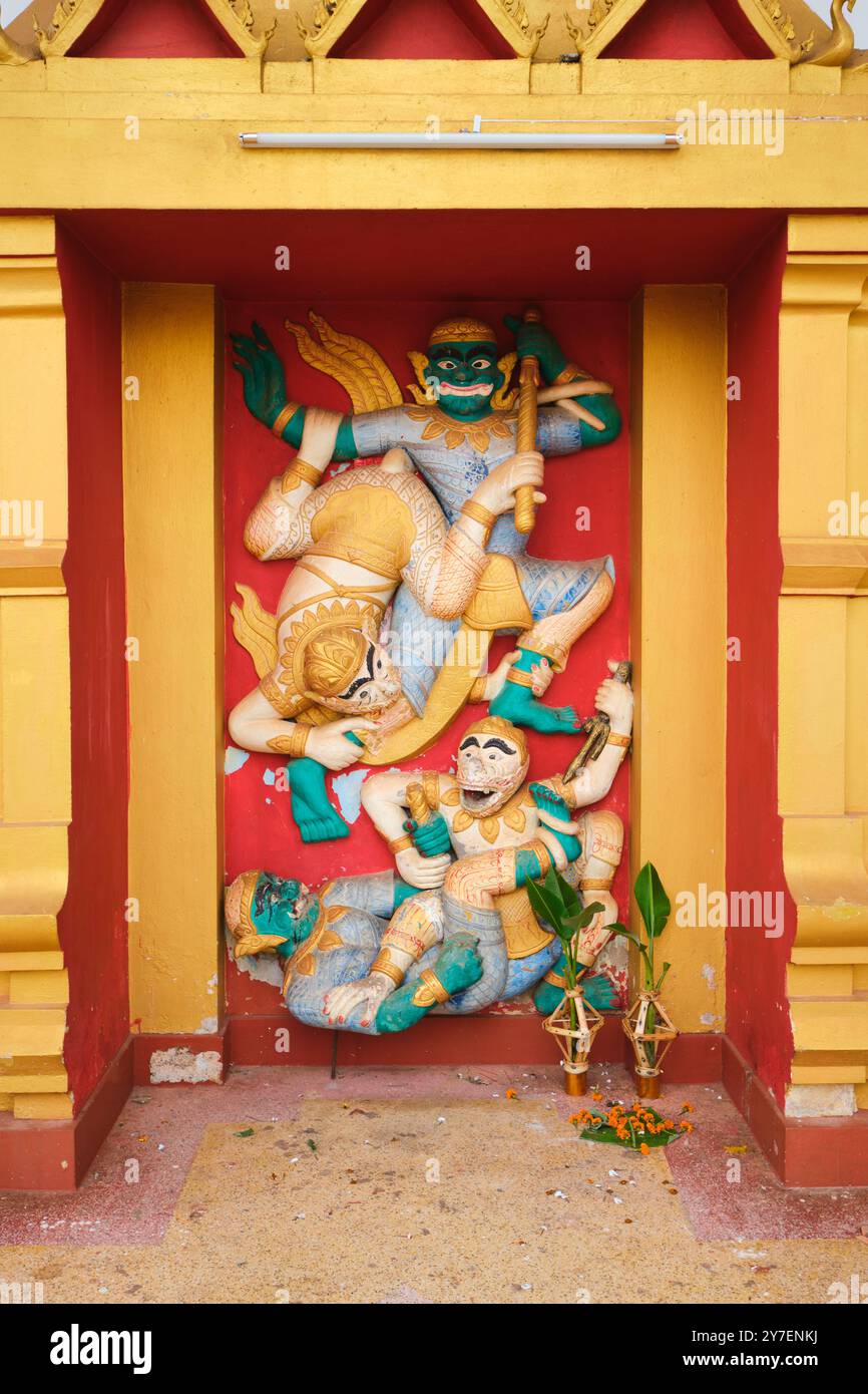 Una scena di scimmia combattente su un fregio scolpito in legno, porta. A Wat That Luang Tai a Vientiane, Laos. Foto Stock Una scena di scimmia combattente su un fregio scolpito in legno, porta. A Wat That Luang Tai a Vientiane, Laos. Foto Stock