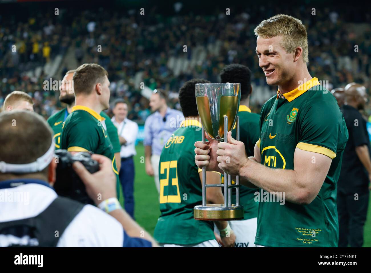 Pieter-Steph du Toit con il trofeo dopo un uomo della partita prestazione nella finale del Castle Lager Rugby Championship 2024 a Mbombela Foto Stock