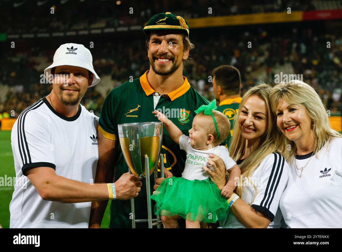 Lo springbok Eben Etsebeth con la sua famiglia, la figlia e il trofeo dopo il suo 128° test nella finale del Castle Lager Rugby Championship a Mbombela Foto Stock