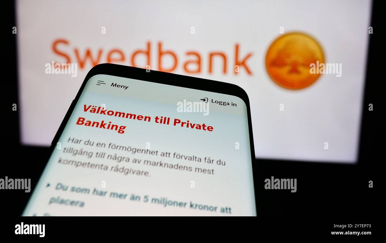 Germania. 23 settembre 2024. In questa immagine, uno smartphone con il sito Web della società svedese di servizi finanziari Swedbank AB è visto davanti al logo aziendale. (Foto di Timon Schneider/SOPA Images/Sipa USA) *** esclusivamente per notizie editoriali **** credito: SIPA USA/Alamy Live News Foto Stock