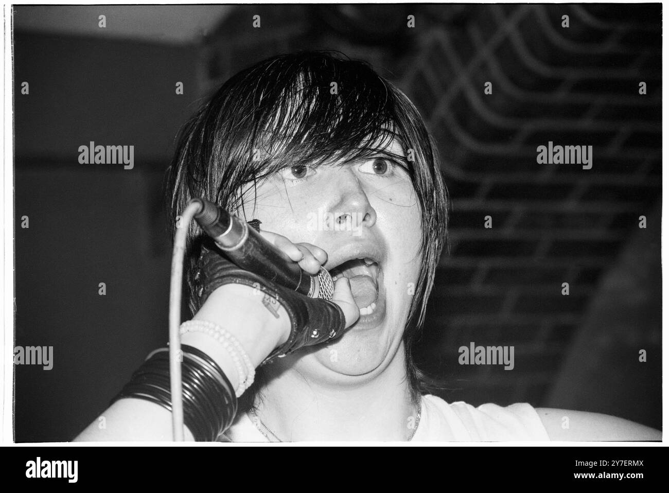 KAREN o, YEAH YEAH YEAHS, PRIMO TOUR nel Regno Unito, 2002: Una giovane Karen o di Yeah Yeah Yeahs che suona un piccolo concerto sudato nel loro primo tour nel Regno Unito al Barfly Club di Cardiff, Galles, Regno Unito, il 21 aprile 2002. Foto: Rob Watkins. NFO: Yeah Yeah Yeahs è un gruppo musicale indie rock statunitense formatosi nel 2000, noto per il loro energico sound art-punk. Guidati dalla carismatica cantante Karen o, hanno guadagnato fama con successi come "Maps" e "Heads Will Roll", che fondono il rock grezzo del garage con la profondità emotiva. Foto Stock