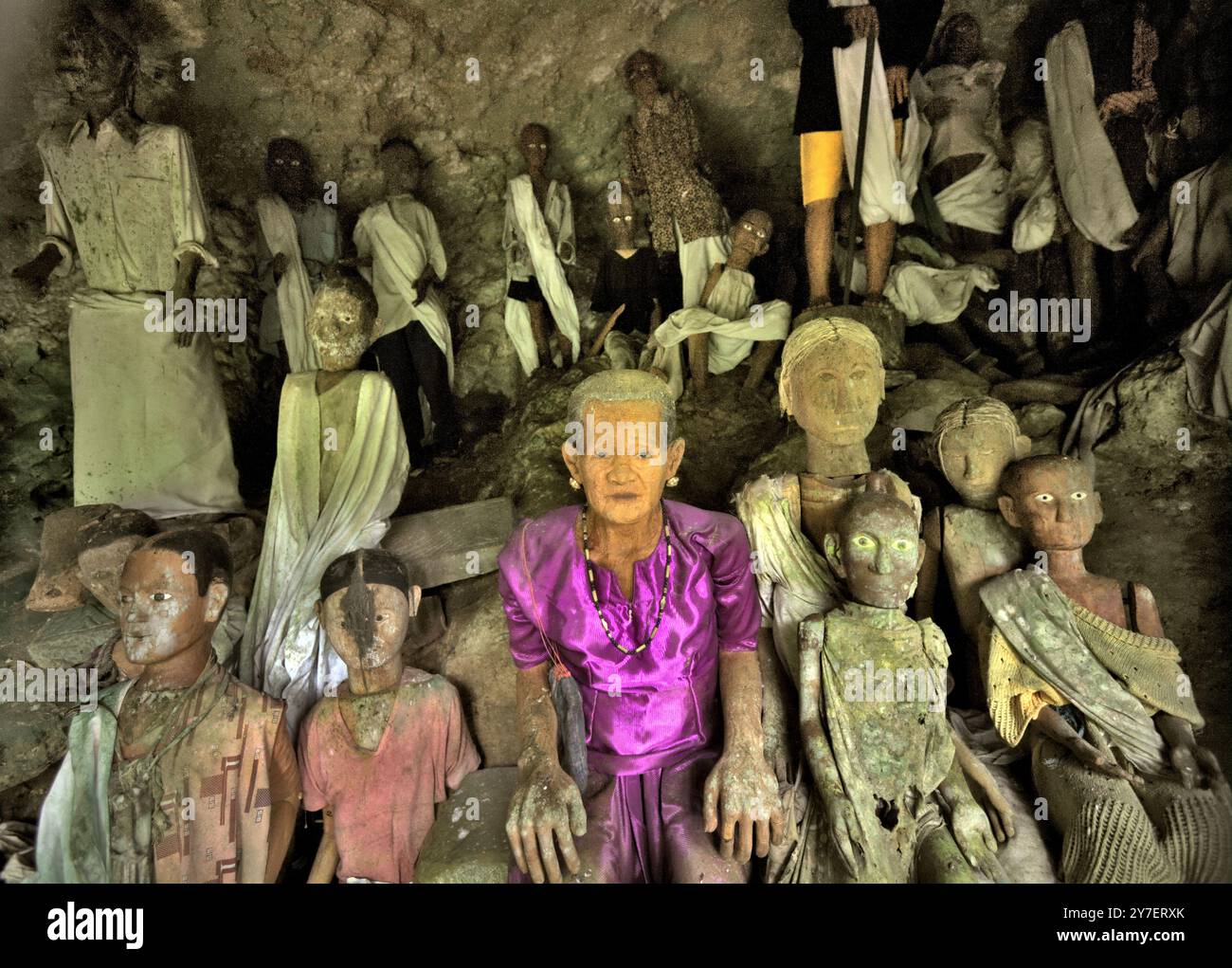 Il legno effige all'interno di una grotta in un sito di sepoltura tradizionale nel villaggio di Kete Kesu, Toraja Nord, Sulawesi Sud, Indonesia. Foto Stock