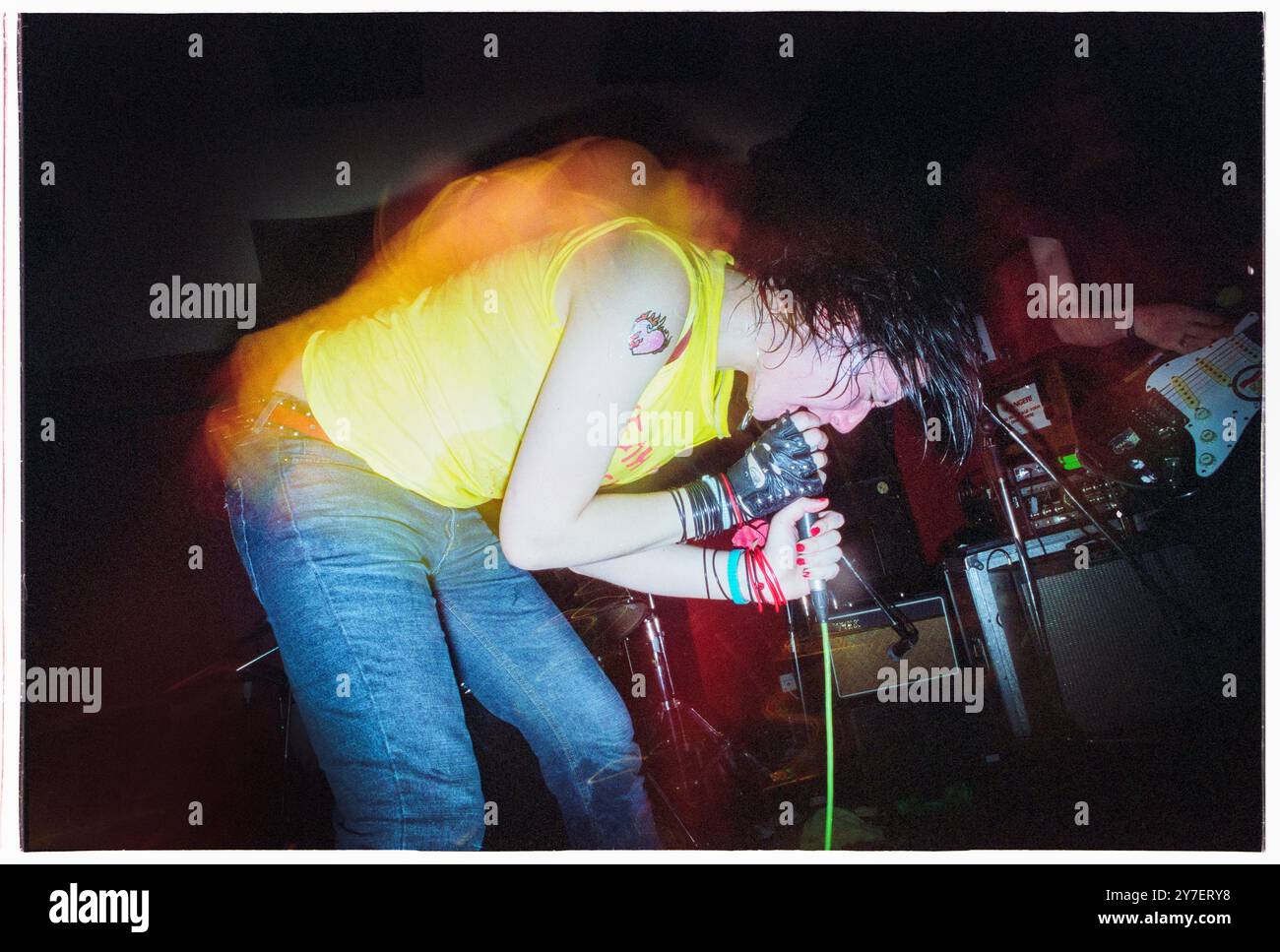 KAREN o, YEAH YEAH YEAHS, PRIMO TOUR nel Regno Unito, 2002: Una giovane Karen o di Yeah Yeah Yeahs che suona un piccolo concerto sudato nel loro primo tour nel Regno Unito al Barfly Club di Cardiff, Galles, Regno Unito, il 21 aprile 2002. Foto: Rob Watkins. NFO: Yeah Yeah Yeahs è un gruppo musicale indie rock statunitense formatosi nel 2000, noto per il loro energico sound art-punk. Guidati dalla carismatica cantante Karen o, hanno guadagnato fama con successi come "Maps" e "Heads Will Roll", che fondono il rock grezzo del garage con la profondità emotiva. Foto Stock