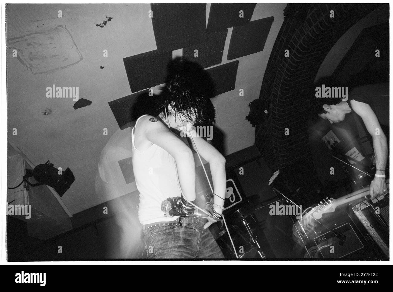 KAREN o, YEAH YEAH YEAHS, PRIMO TOUR nel Regno Unito, 2002: Una giovane Karen o di Yeah Yeah Yeahs che suona un piccolo concerto sudato nel loro primo tour nel Regno Unito al Barfly Club di Cardiff, Galles, Regno Unito, il 21 aprile 2002. Foto: Rob Watkins. NFO: Yeah Yeah Yeahs è un gruppo musicale indie rock statunitense formatosi nel 2000, noto per il loro energico sound art-punk. Guidati dalla carismatica cantante Karen o, hanno guadagnato fama con successi come "Maps" e "Heads Will Roll", che fondono il rock grezzo del garage con la profondità emotiva. Foto Stock