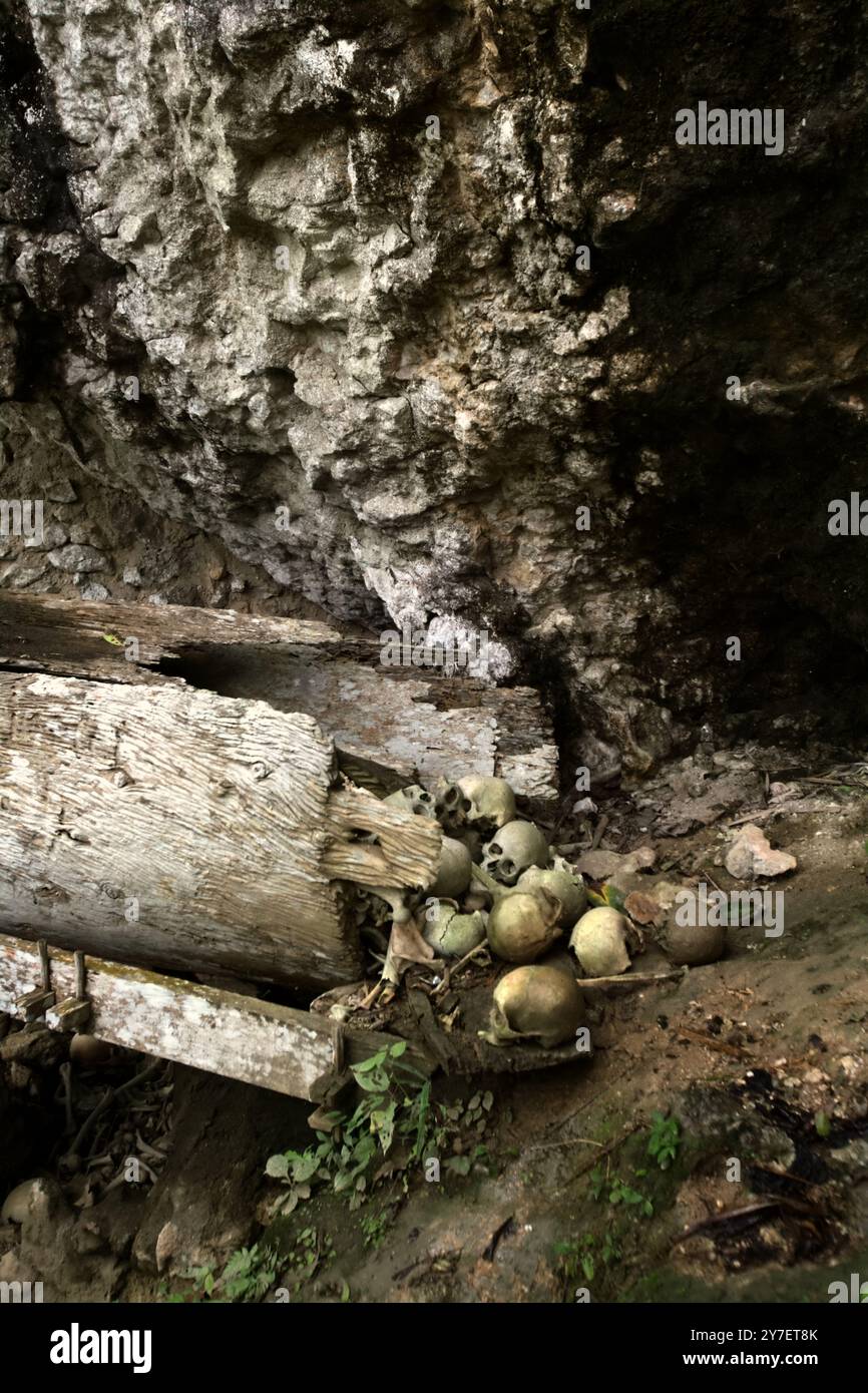 Luogo di sepoltura tradizionale nel villaggio di Kete Kesu, Tana Toraja, Sulawesi meridionale, Indonesia. Foto Stock