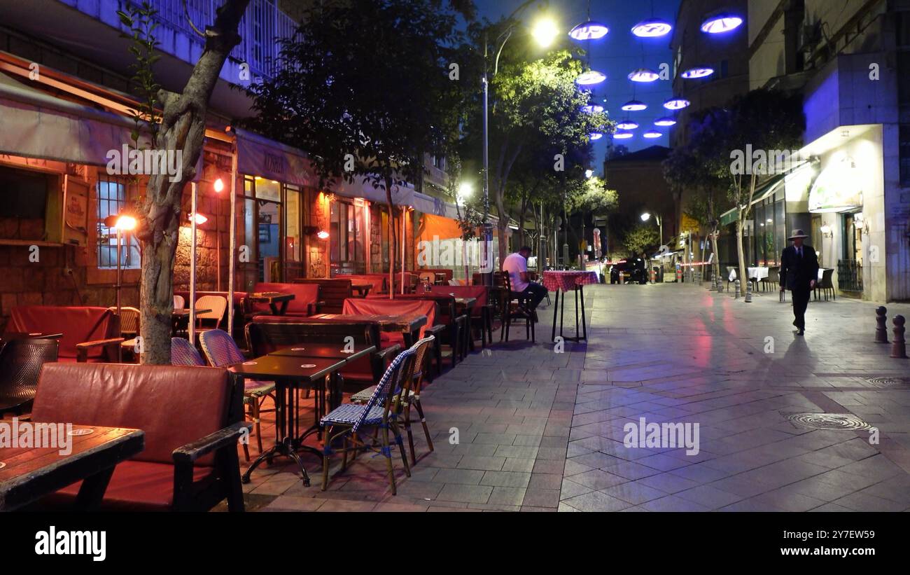 GERUSALEMME - SETTEMBRE 29: Un bar vuoto nel centro cittadino tra la guerra a Gaza e l'escalation di Hezbollah il 29 settembre 2024 a Gerusalemme. L'agenzia di rating del credito statunitense Moody ha abbassato il rating di credito di Israele per la seconda volta quest'anno da A2 a Baa1 con prospettive negative venerdì scorso, aspettandosi che il conflitto militare danneggi permanentemente l'economia di Israele e rallentasse la sua ripresa. Foto Stock