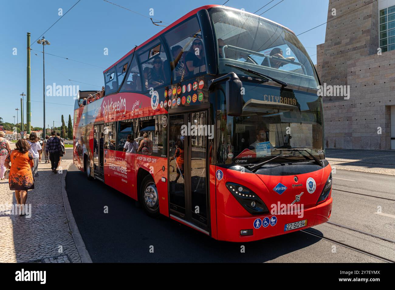 Lisbona, Portogallo - 8 settembre 2024: Un autobus rosso a due piani è parcheggiato, pronto per i turisti che esplorano la città. Foto Stock