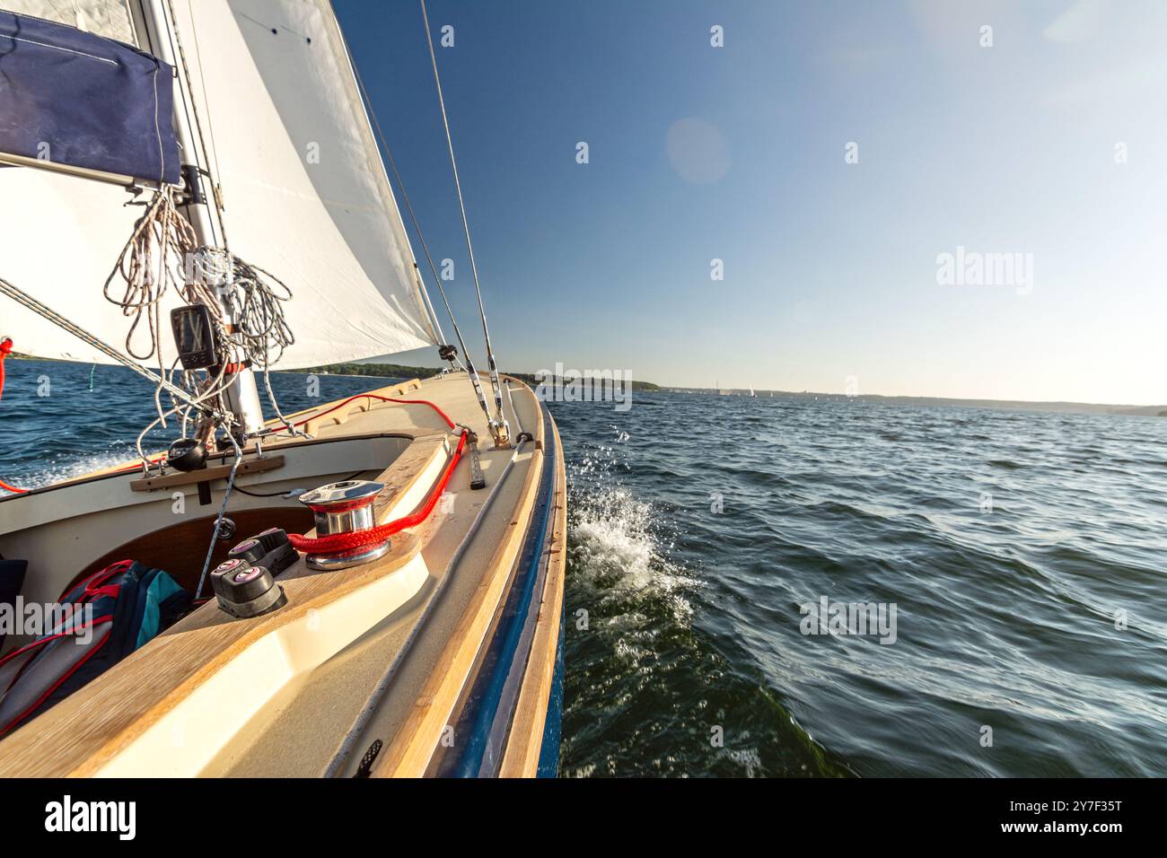 Vista da uno yacht a vela che naviga sul Mar Baltico instabile in una splendida giornata estiva Foto Stock