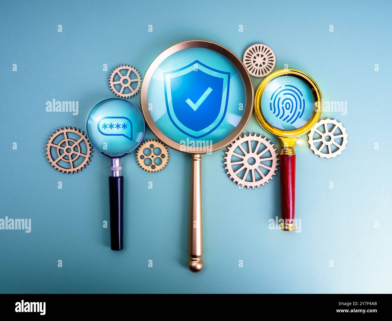 Lucchetto con schermo, password di autenticazione in due fasi e icone delle impronte digitali nelle lenti di ingrandimento vicino a ingranaggi e ruote dentate, sfondo blu. Sicurezza informatica Foto Stock